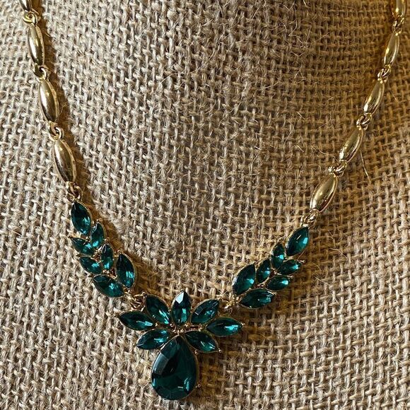 New matching set green teardrop leaf necklace and dangle earrings marquee - Picture 2 of 8